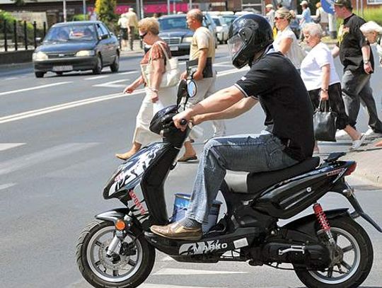 Brawurowo na skuterach - bez kasku i… prawa jazdy
