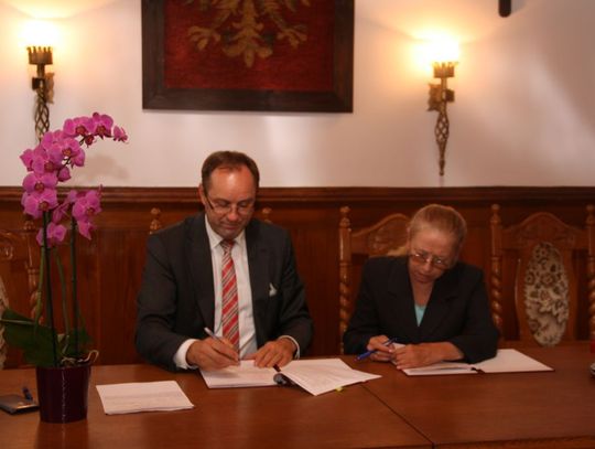 Burmistrz podpisała umowę na projekt rewitalizacji Starego Miasta