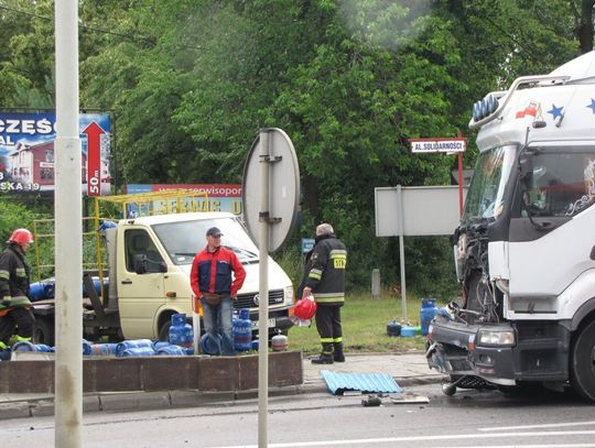 Butle z gazem na ulicy. Wypadek spowodował utrudnienia w ruchu 