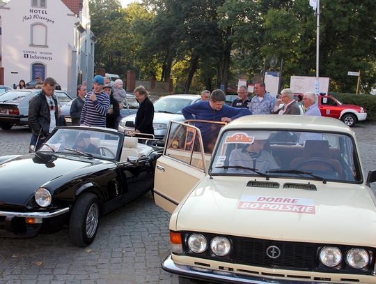 Cacka zaparkowały w cieniu katedry 