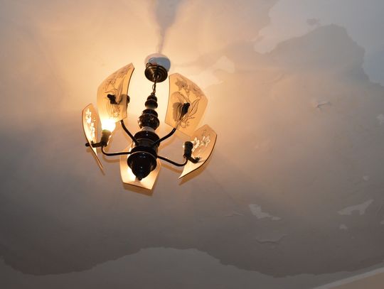 Chcą żyć w normalnych warunkach - zawilgocone ściany, zalany sufit