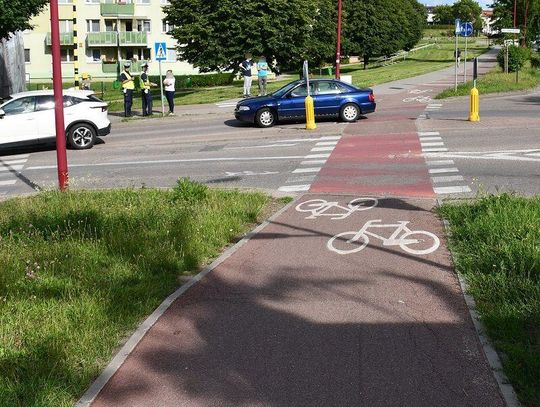 Chwila nieuwagi i groźne konsekwencje. Rowerzysta z obrażeniami w szpitalu