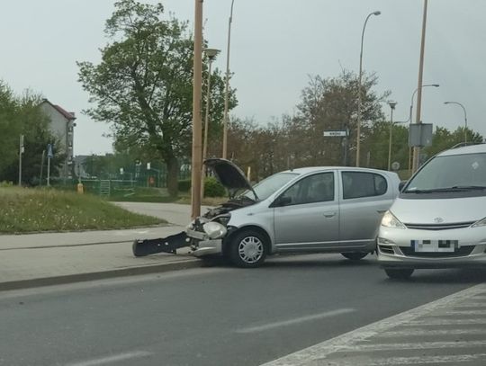 Chwila nieuwagi skończyła się rozbiciem auta oraz uszkodzeniem lampy ulicznej