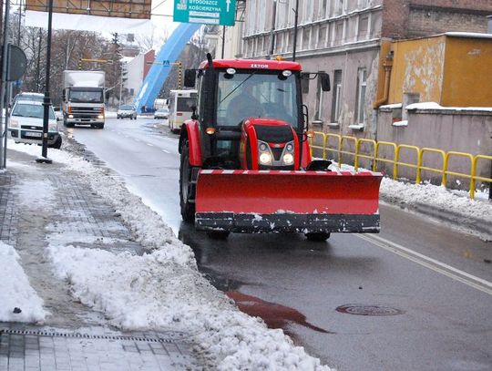 Ciężarówka i interweniująca karetka w rowie 