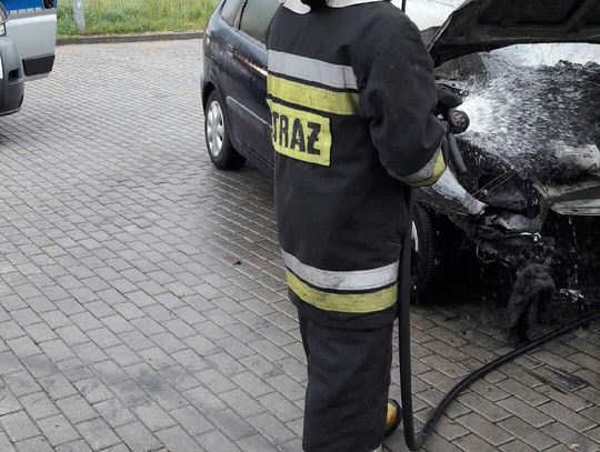 Citroen spłonął przy ul. Bałdowskiej. Kierowca próbował sam gasić pożar