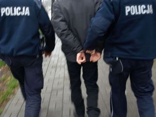 Co go tak zdenerwowało? Wyszedł z lokalu z krzesłem, po czym rzucił w okno. Spore straty...