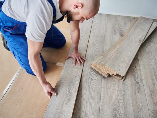 Co to jest suchy jastrych? Czy warto stosować go zamiast wylewki?