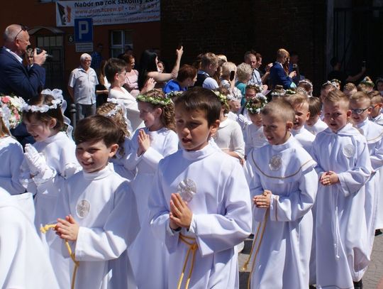 Czas przyjęcin! Komunia święta – ile środków pochłania z portfeli rodziców?