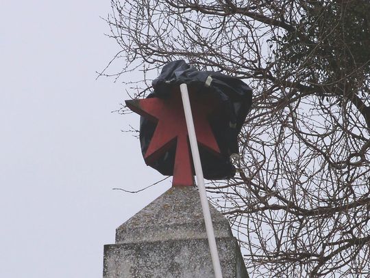 Czerwona gwiazda zasłonięta,... ale tylko na chwilę. Akcja w rocznicę wkroczenia Armii Czerwonej. 