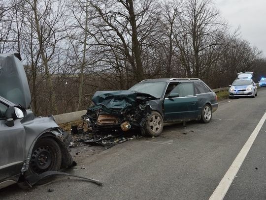 Czołowe zderzenie dwóch aut przed mostem knybawskim. Ranni kierowcy trafili do szpitala