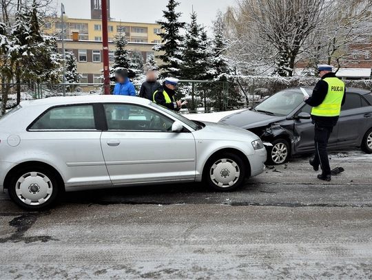 Czołowe zderzenie przy ul. Niepodległości. Kierująca hyundaiem trafiła do szpitala
