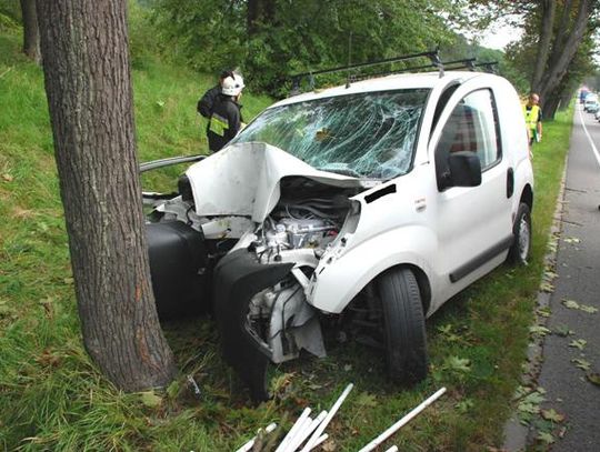 Czołówka z drzewem. Dwie osoby poważnie ranne 