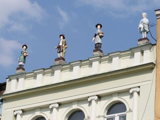 Cztery pory roku jak nowe - figury wracają na szczyt kamienicy 