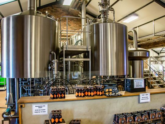 Czy lepiej kupić kolumnę półkową czy rektyfikacyjną?