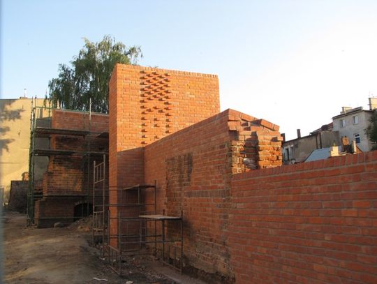 Czy rekonstrukcja murów obronnych przebiega zgodnie ze sztuką konserwatorską?  