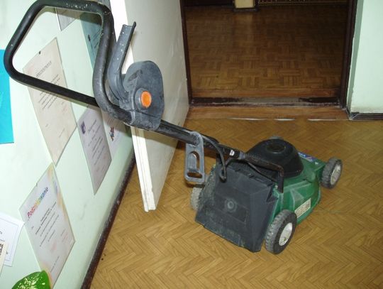 Czyja trampolina i kosiarka?