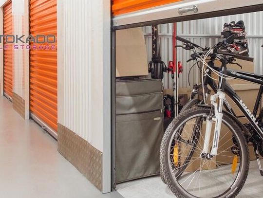 Czym jest usługa self storage i jakie przynosi korzyści?