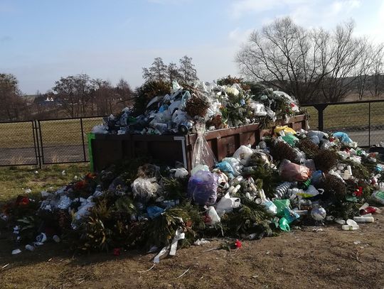 Czytelniczka: na cmentarzu jak na śmietnisku