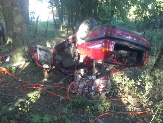 Dachowanie w Waćmierku. Poszkodowana osoba uwięziona w pojeździe