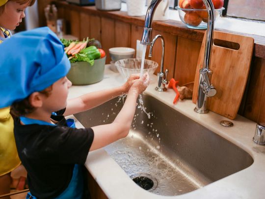 Dlaczego warto wybrać drewniane meble dla dzieci? Poznaj zalety produktów Kid’s Wood