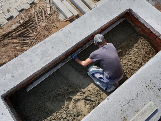 Dlaczego warto wybrać szamba betonowe? Tomex wyjaśnia