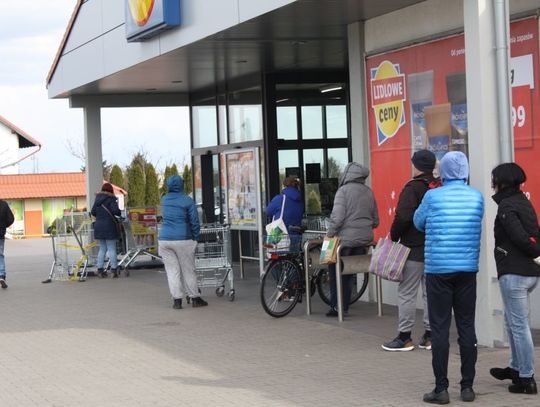 Dokonywanie zakupów zmieniło się nie do poznania. Klienci cierpliwie to znoszą...