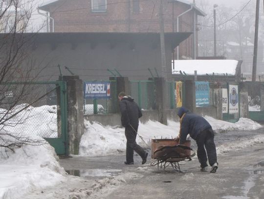 Drożdżownia zabita deskami. Złomiarze w akcji. Były pożary i wyciek gaz