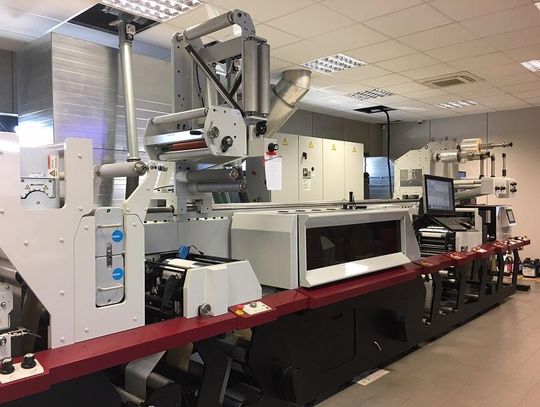 Drukarnia cyfrowa a tworzenie etykiet samoprzylepnych