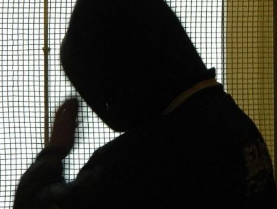 Dusił nauczycielkę. Poszkodowana trafiła do szpitala