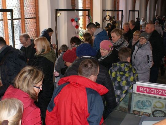 (DUŻO ZDJĘĆ) Niedziela Palmowa w Pelplinie. Handel w krużgankach i piękna inscenizacja!