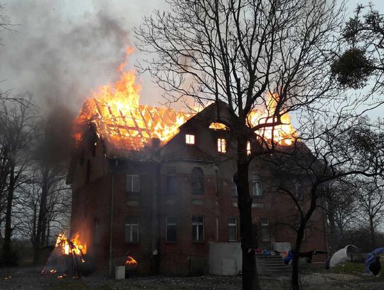 Duży pożar w Międzyłężu. Spłonął dach wiekowej kamienicy! W sobotę znów interweniowała straż