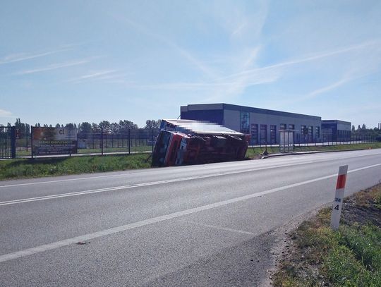 Dwa wypadki na "jedynce". Ciężarówka w rowie, później zderzenie dwóch aut