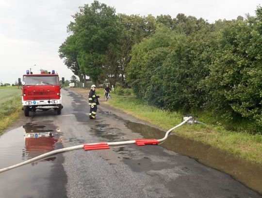 Dwanaście interwencji straży po ulewach na terenie powiatu.