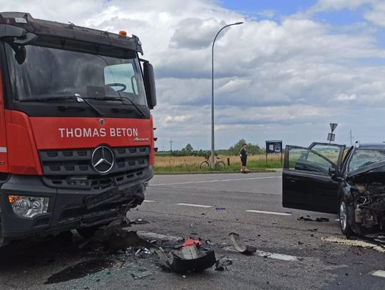 Dwie osoby ranne w wypadku w Zajączkowie. Kierowca był  zakleszczony w pojeździe