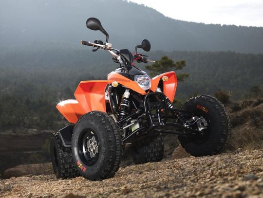 Dwoje rannych dzieci. Jechały quadem z pijanym ojcem