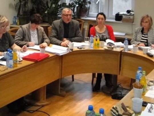 Dyskusje na komisjach, uchwalanie na sesji