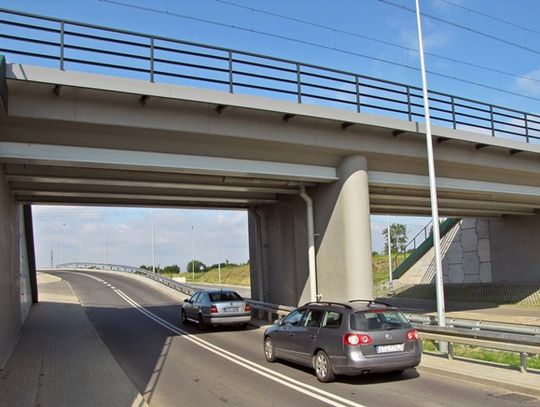 Dzieci patrzą w oczy pociągom