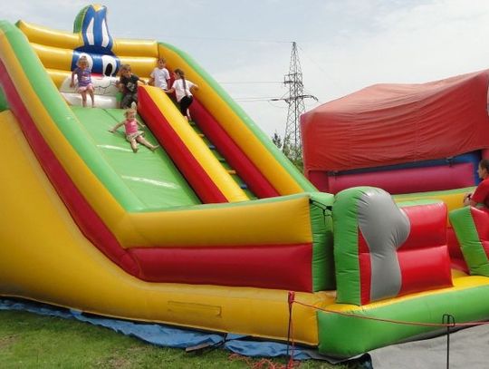 Dzieci szaleją na swoim placu zabaw