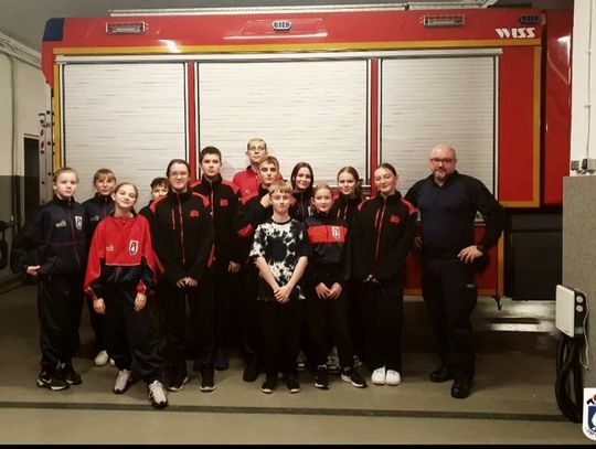 Dzielnicowy spotkał się z młodymi strażakami z Pelplina