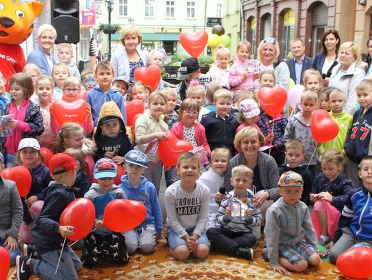 Dzień Dziecka na świeżym powietrzu, ale i z książką. Dorośli czytali przedszkolakom przy ławeczce