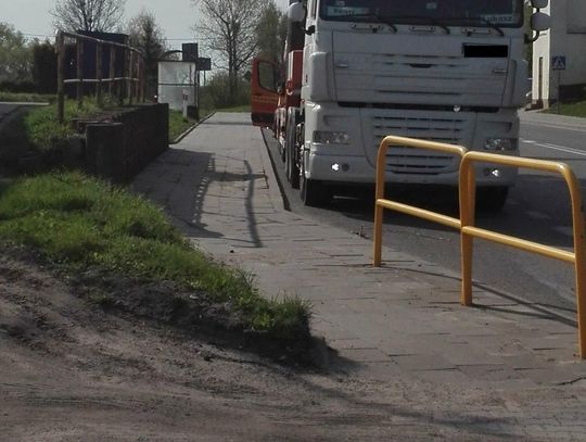 Dziki parking zagrożeniem dla pasażerów? "Tylko czujność kierowców zapobiega wypadkom"