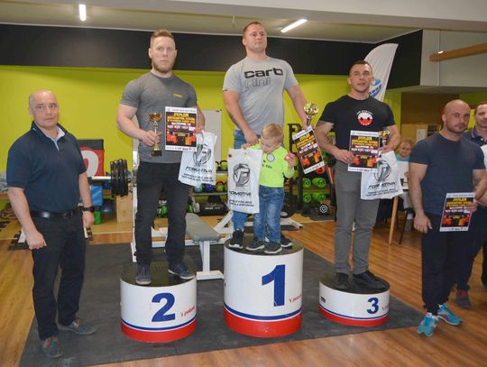 Dźwigali setki kilogramów - Mistrzostwa Tczewa w wyciskaniu sztangi leżąc 