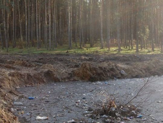 Ekologiczna bomba - przez 10 lat tony śmieci napływały do małego, prywatnego stawku