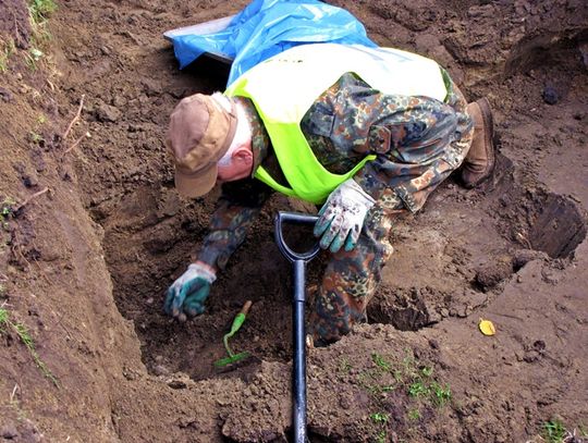 Ekshumacja na terenie parku. Wydobyto szczątki 80 osób