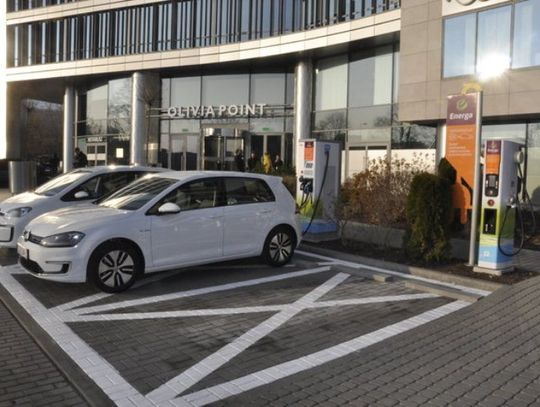 Energa uruchamia kolejne stacje dla eko-aut. W Tczewie samochód można "zatankować" pod urzędem