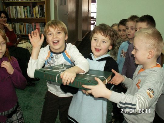 Entuzjazm, czyli integracyjne „Bingo”. Zimowe ferie wśród książek i papużek