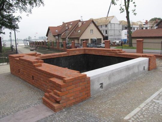 Fałszerstwo historyczne. Dorobiona średniowieczna baszta - tryskająca atrakcja