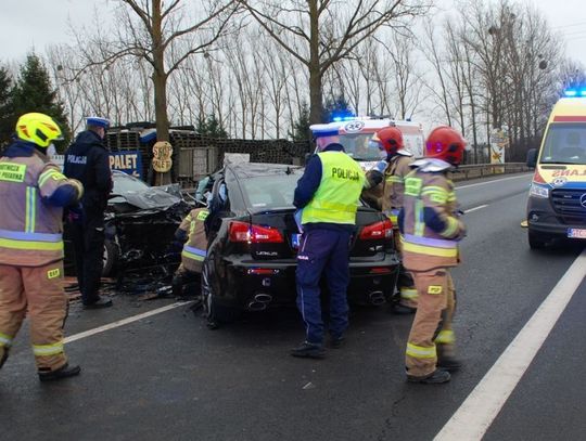  Fatalny wypadek na „jedynce”. Nie żyje 35-letni kierowca lexusa