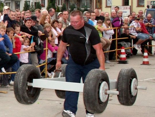 Festyn „Muzycznie w środku lata”. Lokalni atleci na spacerze... farmera