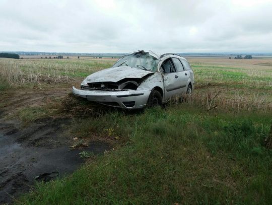 Ford wypadł z drogi w Lignowach Sz. Jedna osoba została ranna